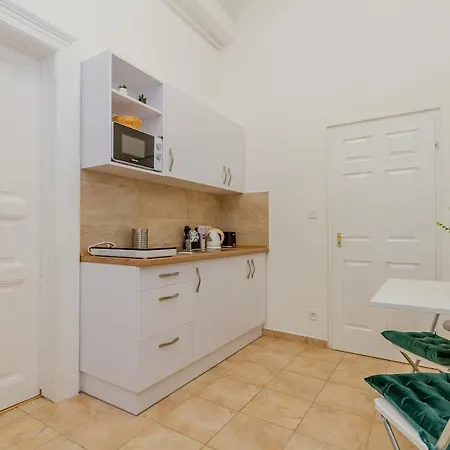Dob 2br Ac Apartment *