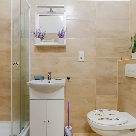 Dob 2br Ac Apartment